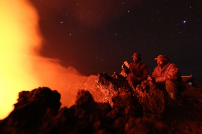 Ranger bewundern die Lava am Nyiragongo Crater im Virunga NP (MONUSCO Photos)  CC BY-SA 
Infos zur Lizenz unter 'Bildquellennachweis'